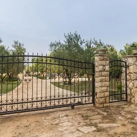 Dom wakacyjny Family Friendly House With A Swimming Pool Pakostane, Biograd - 12185 *