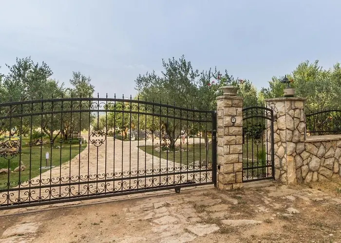 Дом отдыха Family Friendly House With A Swimming Pool Pakostane, Biograd - 12185 *